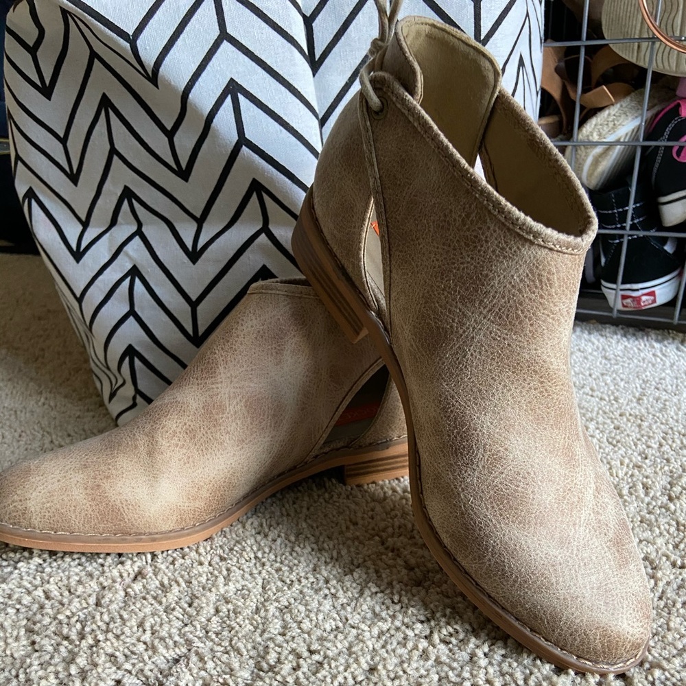 🖤NWOT Tie behind Rocketdog booties🖤